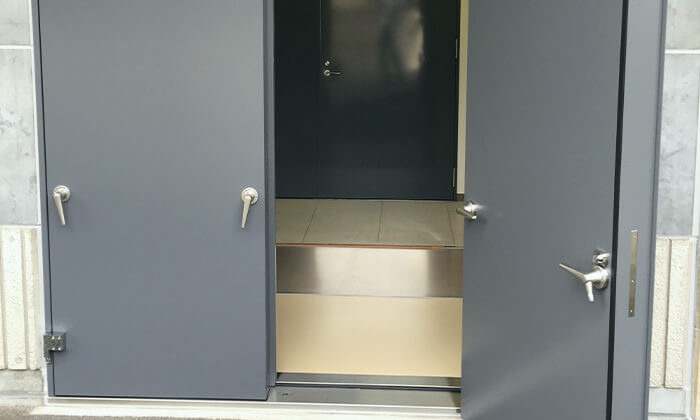 スイング式防水扉